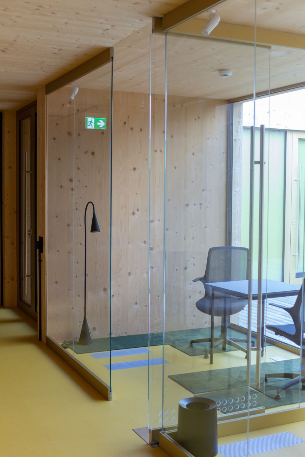 Lad en glarmester i København montere glasvægge i mødelokalerne